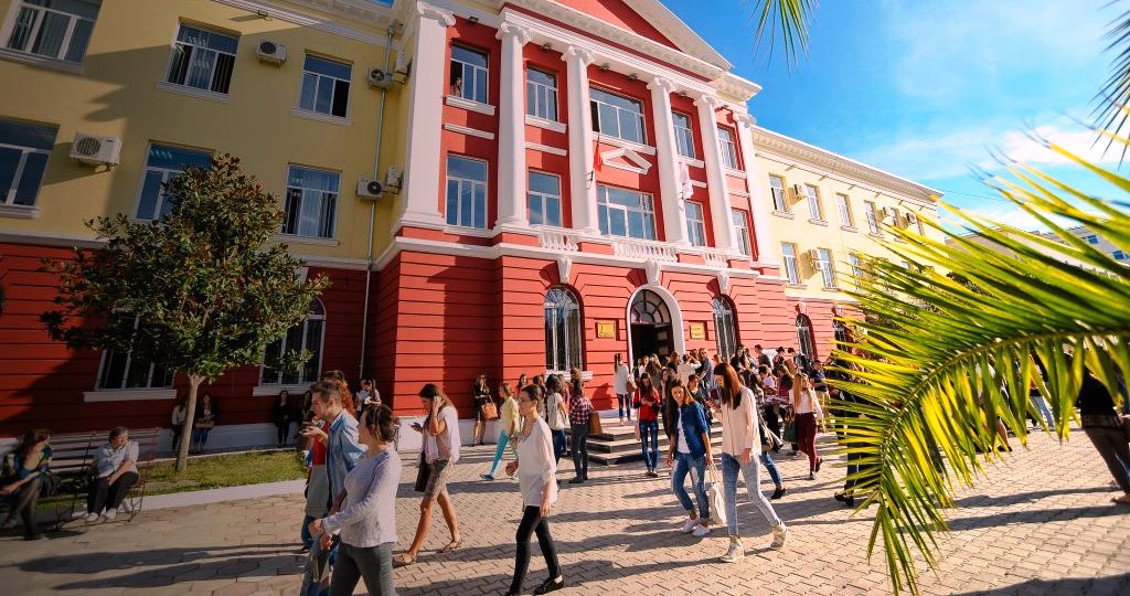 Kushi thirrje studenteve: Aplikoni per bursa, ja deri kur eshte afati